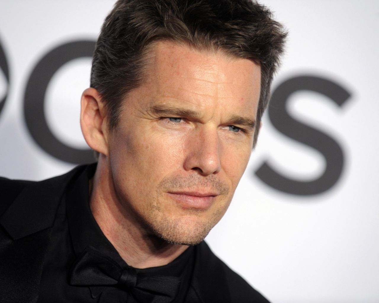 Красивый голубоглазый мужчина, актер Итан Хоук