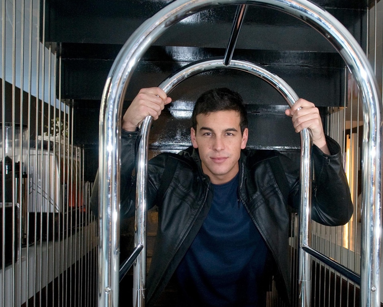 Красивый мужчина, актер Марио Касас