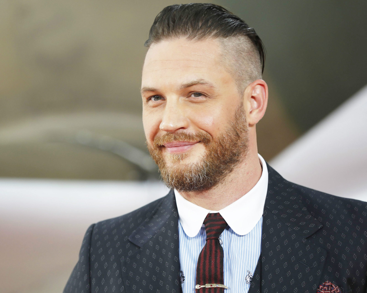 Красивый стильный мужчина актер Том Харди