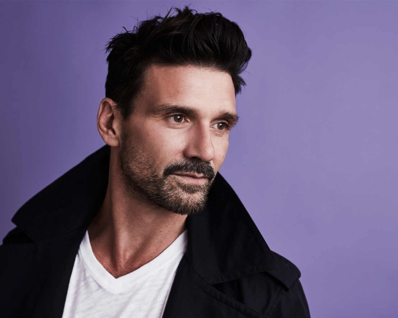 Красивый стильный мужчина, актер Фрэнк Грилло на сиреневом фоне