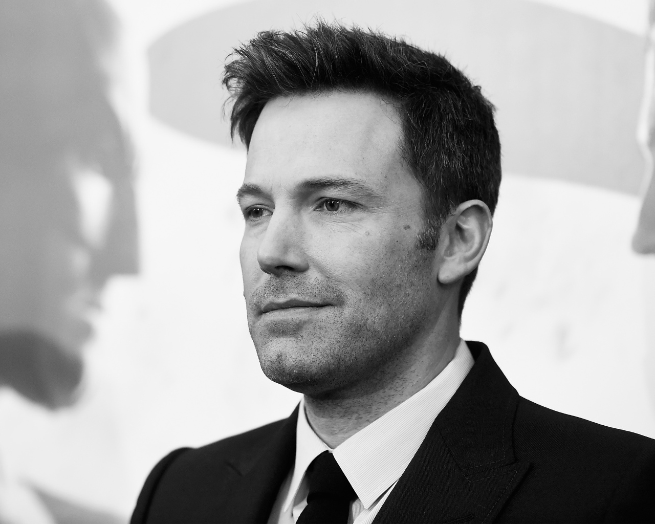 Популярный актер Бен Аффлек черно белое фото 