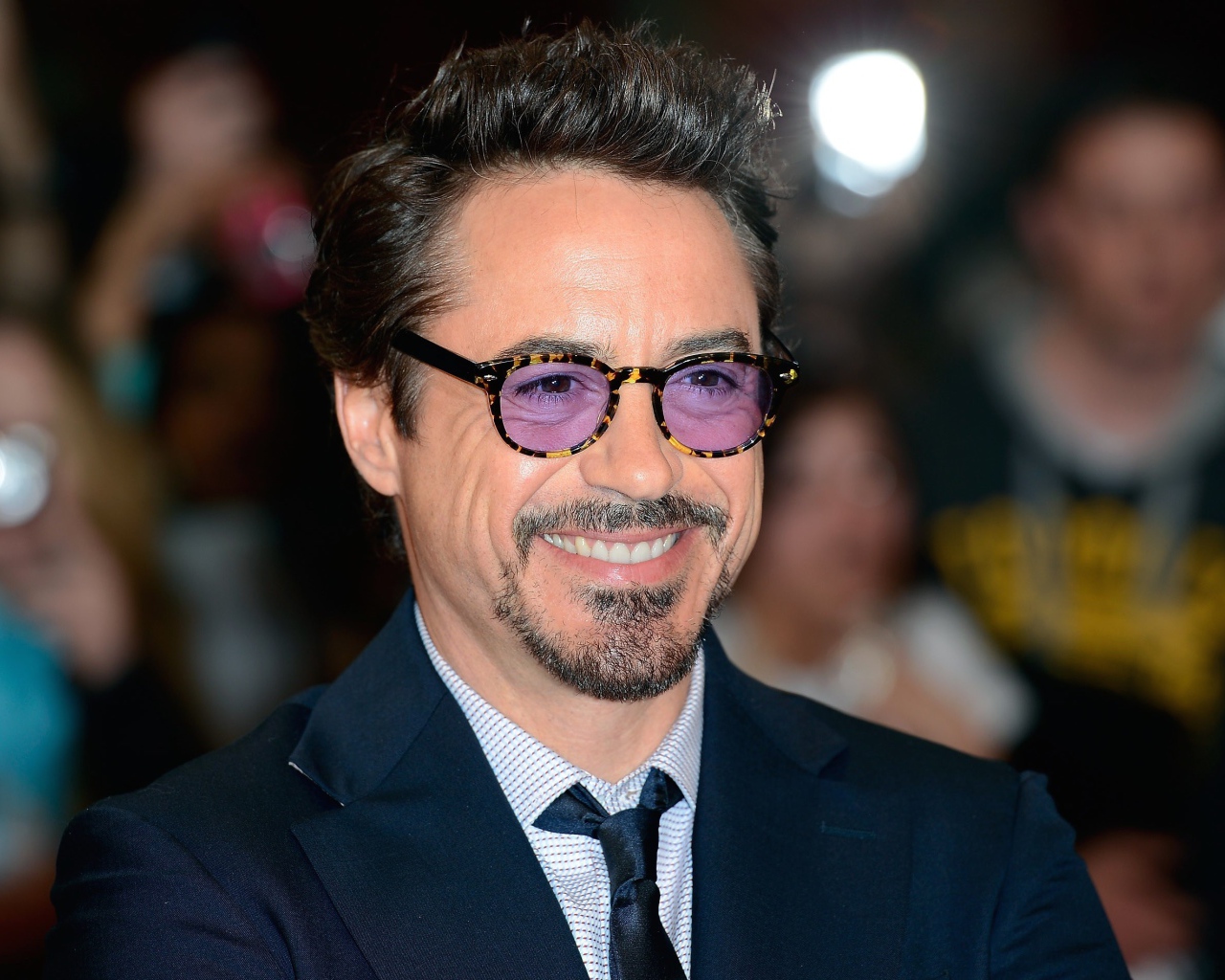 Улыбающийся актер Роберт Дауни — младший в очках