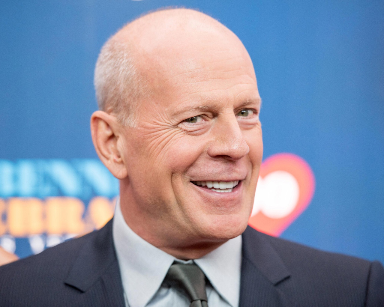 Улыбающийся мужчина актер Брюс Уиллис