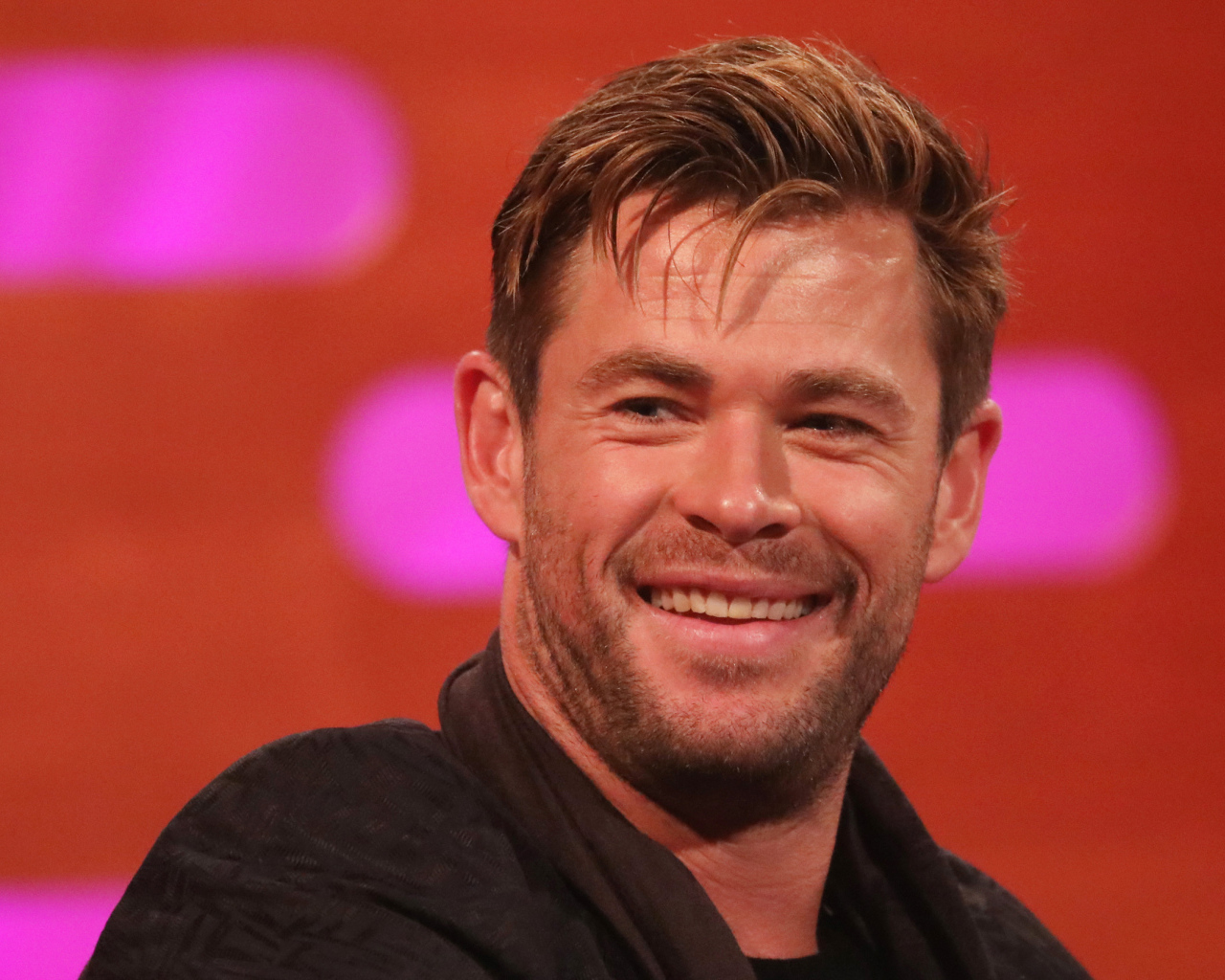 Улыбающийся мужчина актер Крис Хемсворт