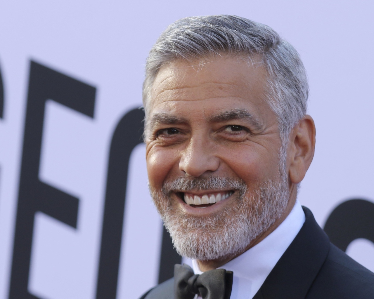 Улыбающийся мужчина актер Джордж Клуни