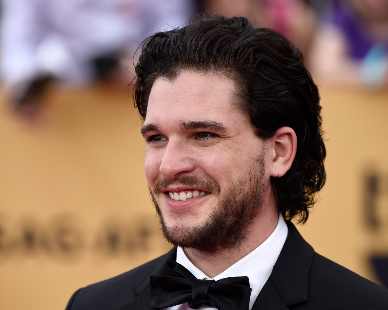 Улыбающийся мужчина, актер Кит Хэрингтон