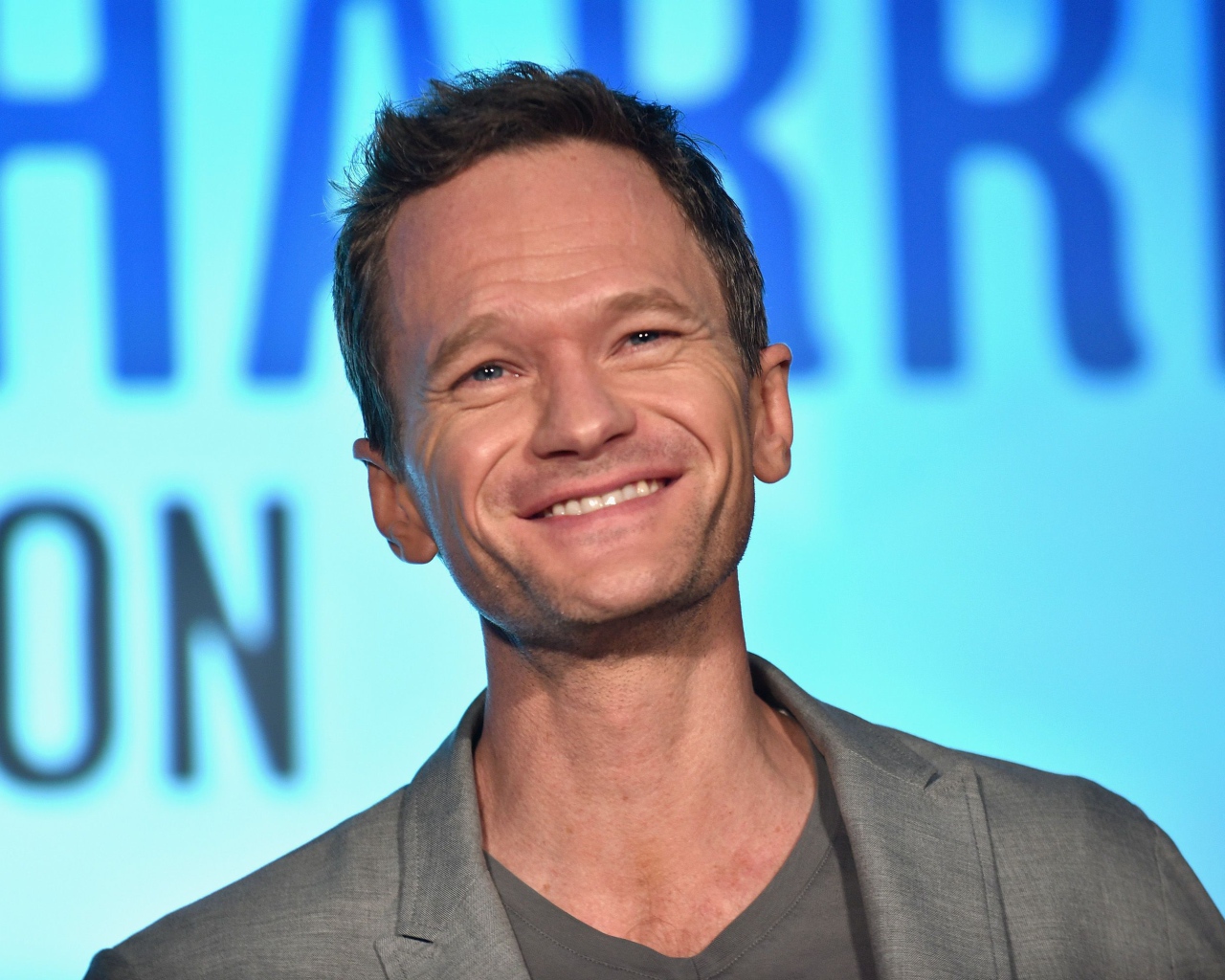 Улыбающийся мужчина актер Нил Патрик Харрис