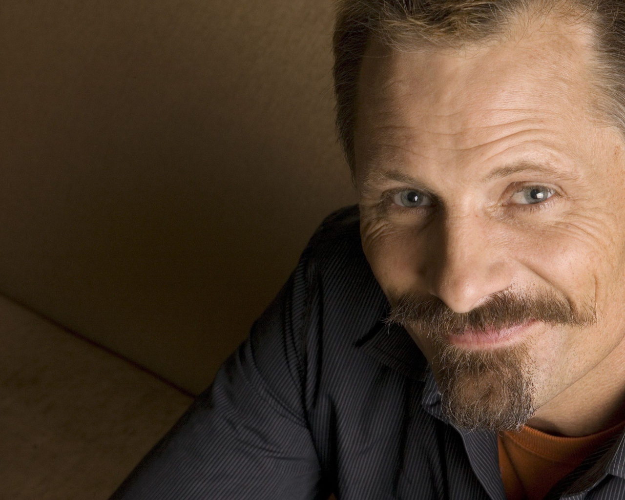 Улыбающийся мужчина,  актер Вигго Мортенсен