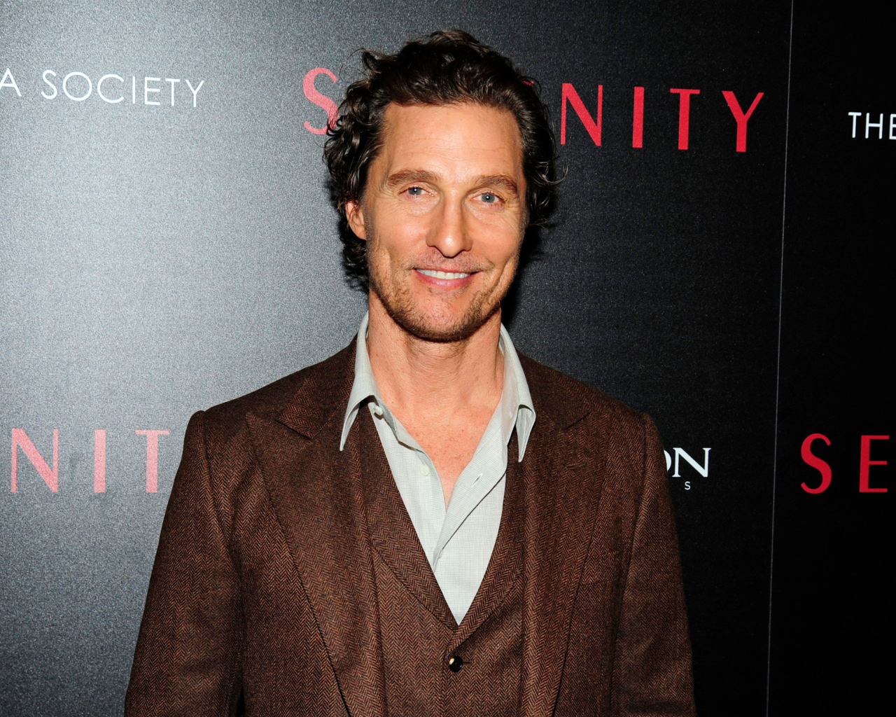 Улыбающийся стильный мужчина актер Мэттью Макконахи