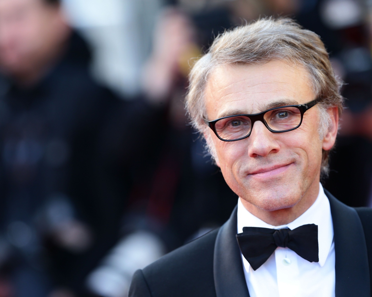 Стильный мужчина актер Кристоф Вальц в смокинге