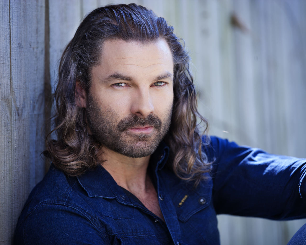 Стильный мужчина актер Гай Уильямс