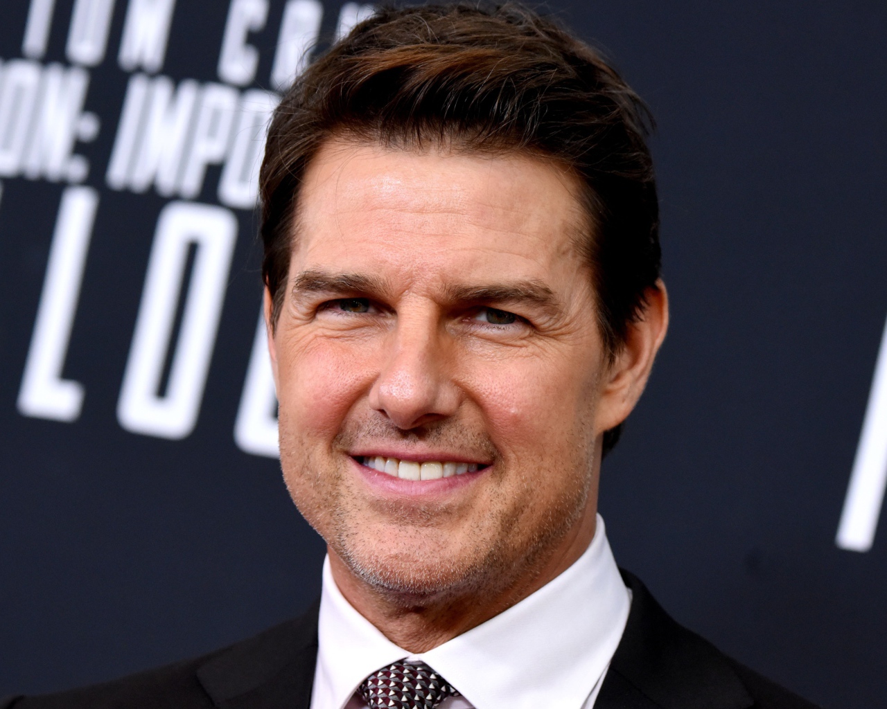 Стильный улыбающийся мужчина, актер Том Круз