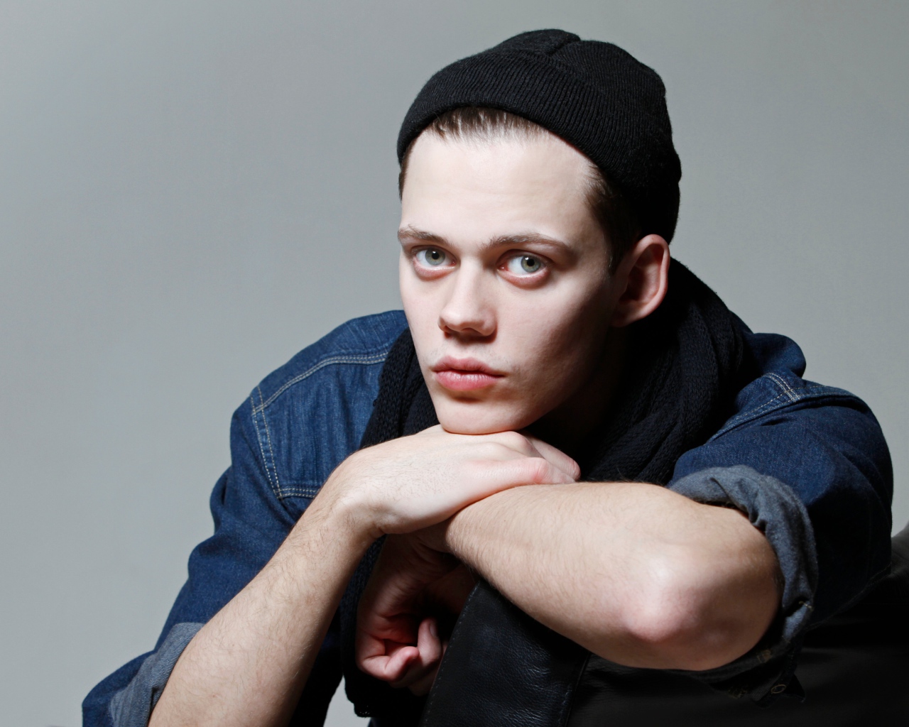 Молодой актер Билл Скарсгорд в черной шапке