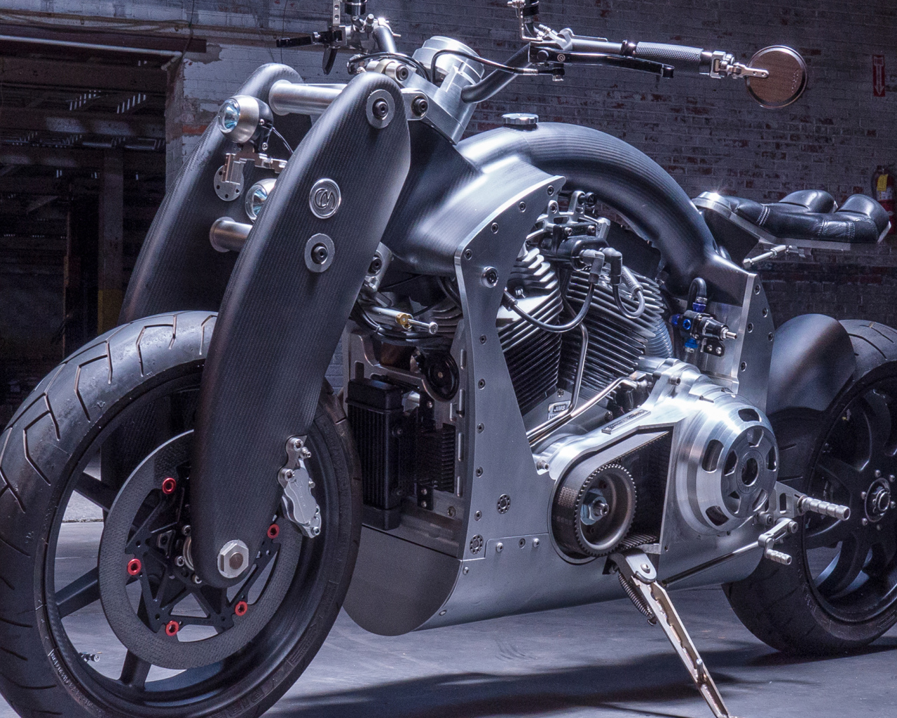 Большой серый мотоцикл Confederate B120 Wraith