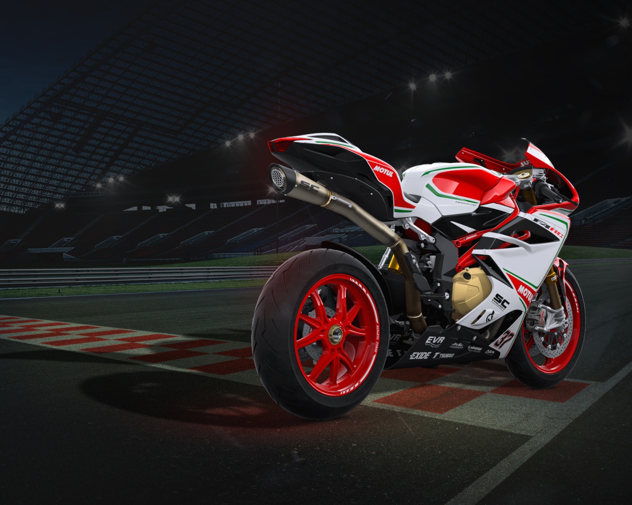 Спортивный мотоцикл Agusta F4 на гоночной трассе 