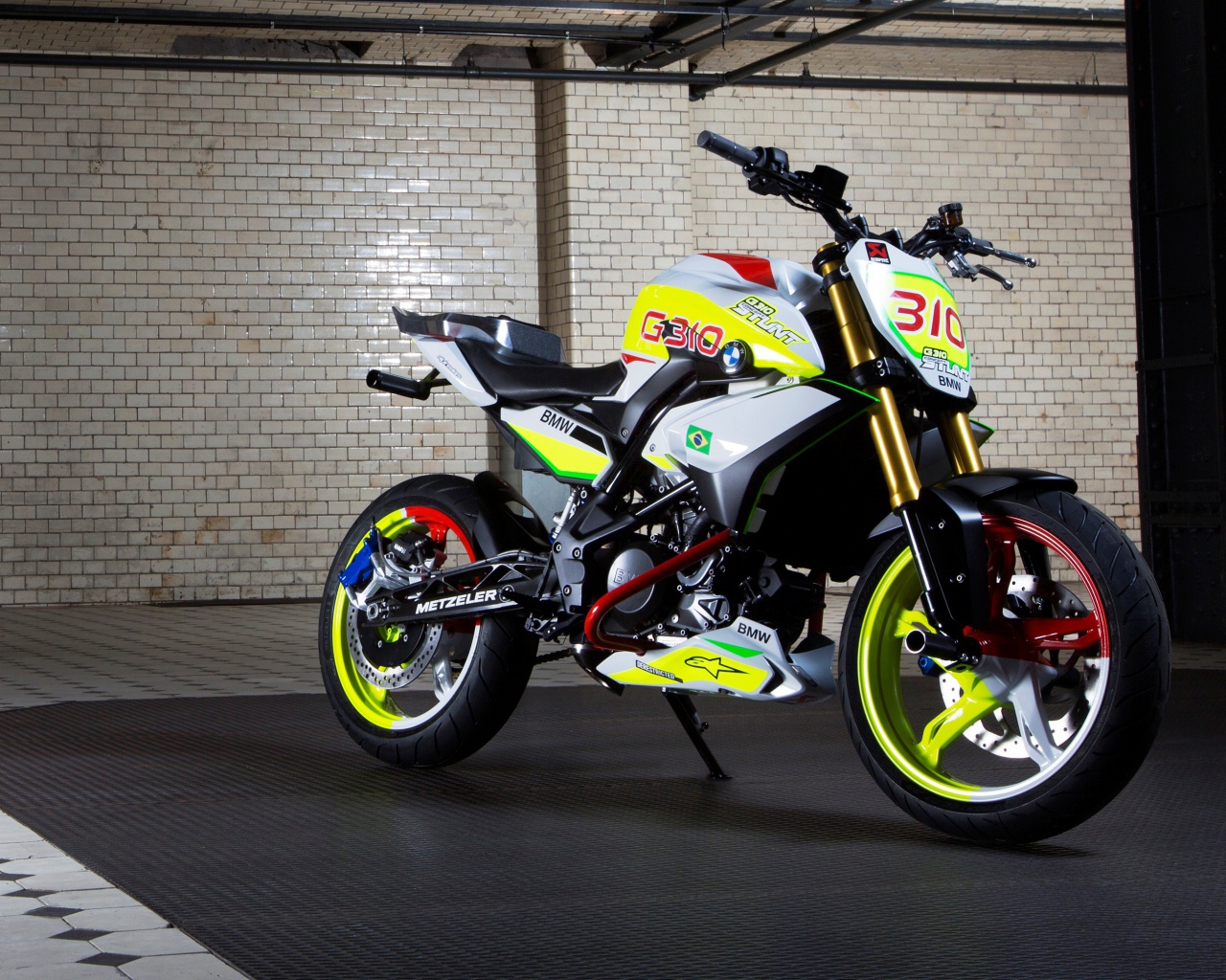 Мотоцикл BMW Concept Stunt G 310 в гараже