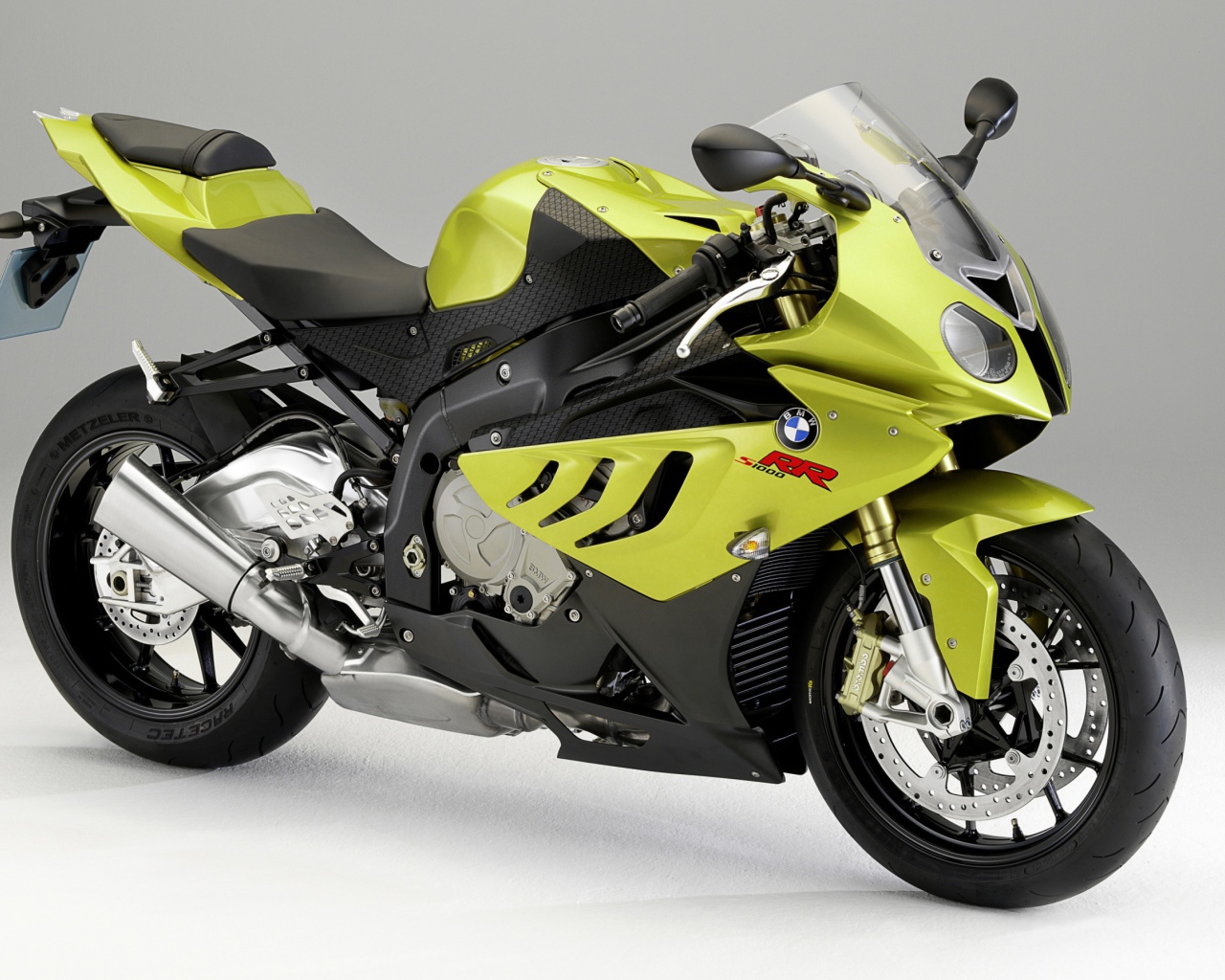 Мотоцикл BMW  S1000 на сером фоне