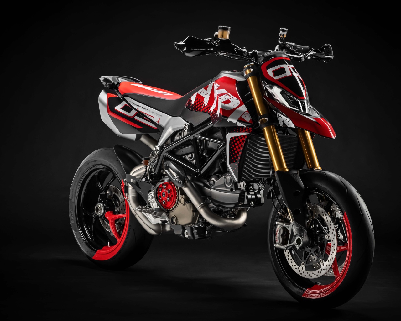 Мотоцикл Ducati Hypermotard 950 Concept 2019 года на сером фоне