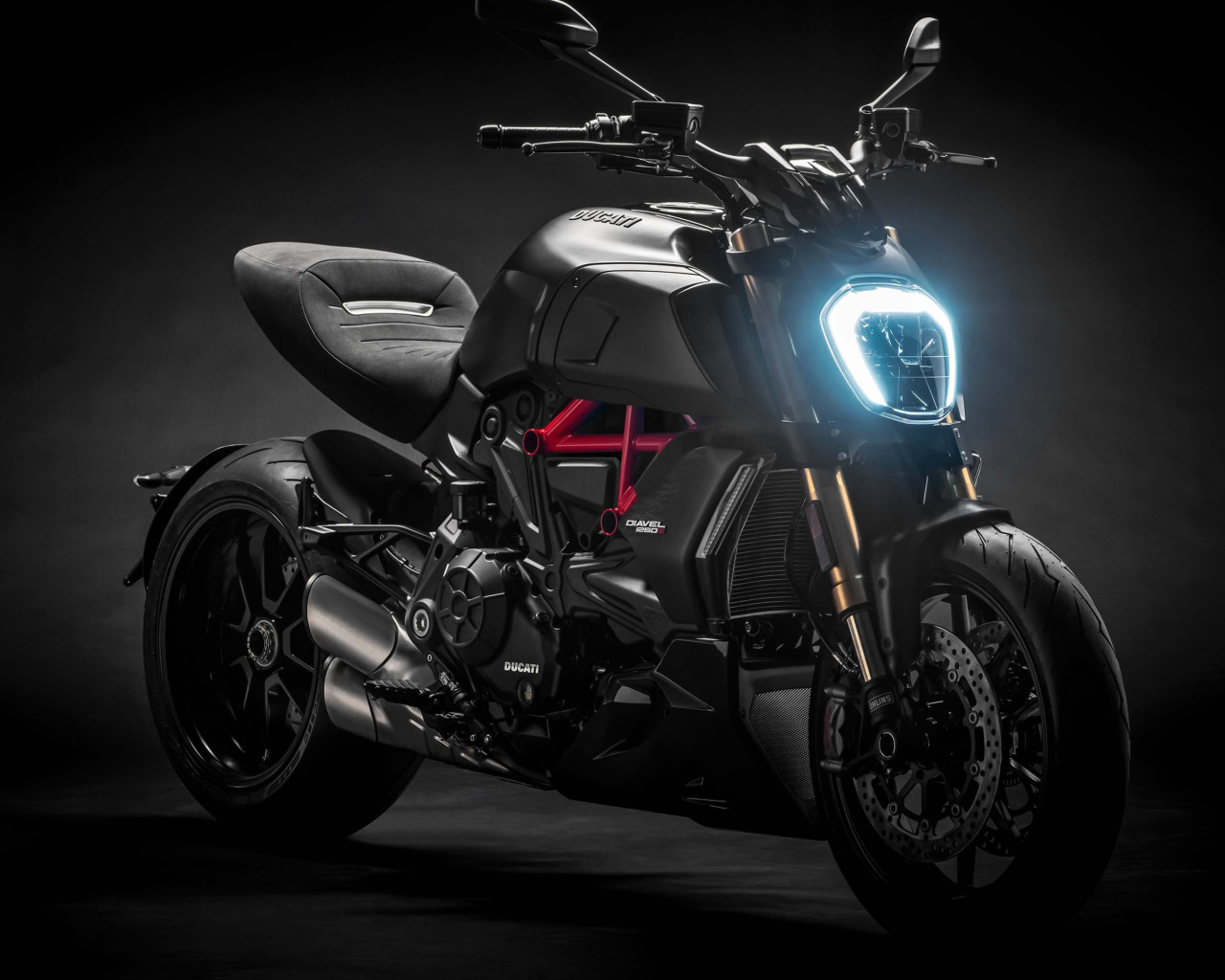 Черный мотоцикл Ducati Diavel 1260 S, 2019 года на черном фоне