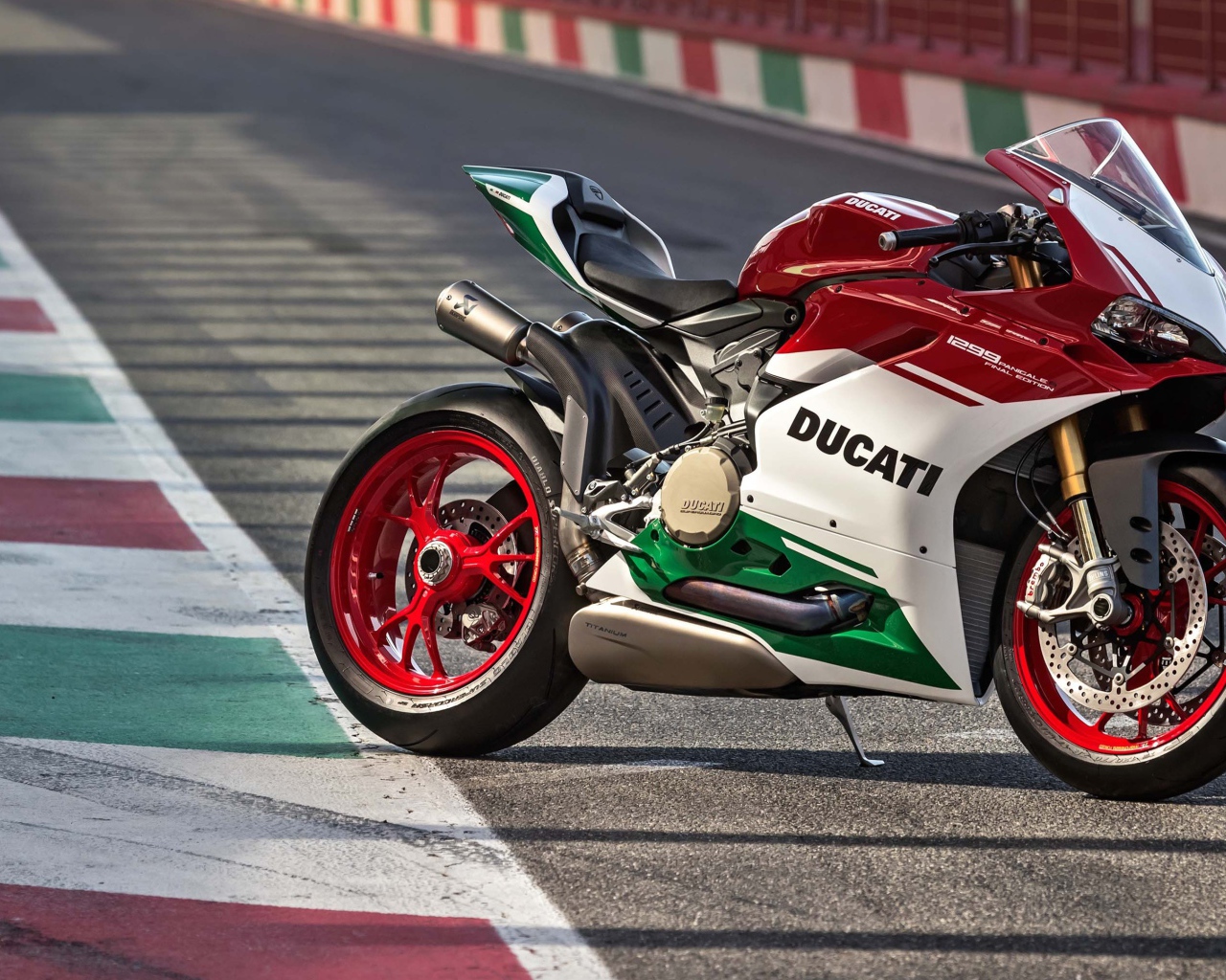 Мотоцикл Ducati 1299 на гоночной трассе