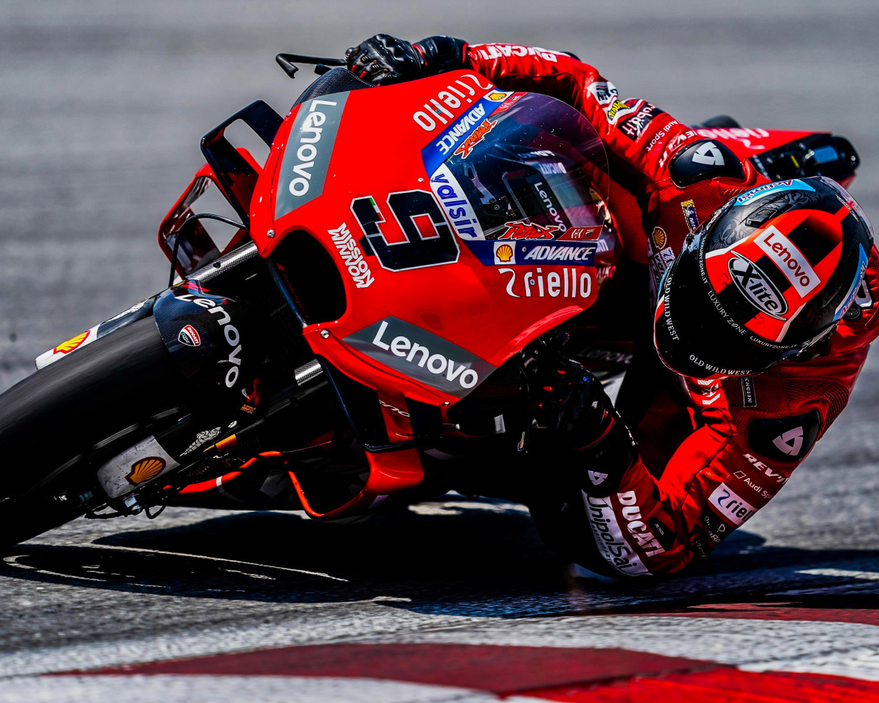 Гонщик на мотоцикле Ducati Corse 