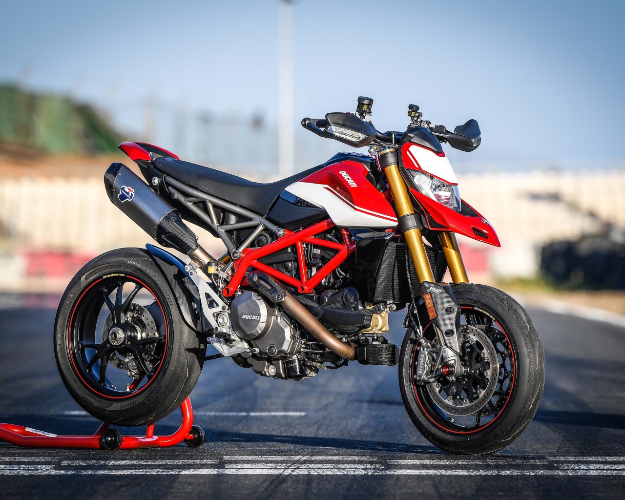 Мотоцикл Ducati Hypermotard 950 SP, 2019 года на асфальте