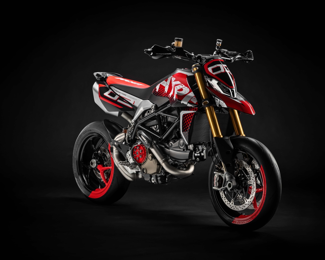 Мотоцикл Ducati Hypermotard 950 на сером фоне