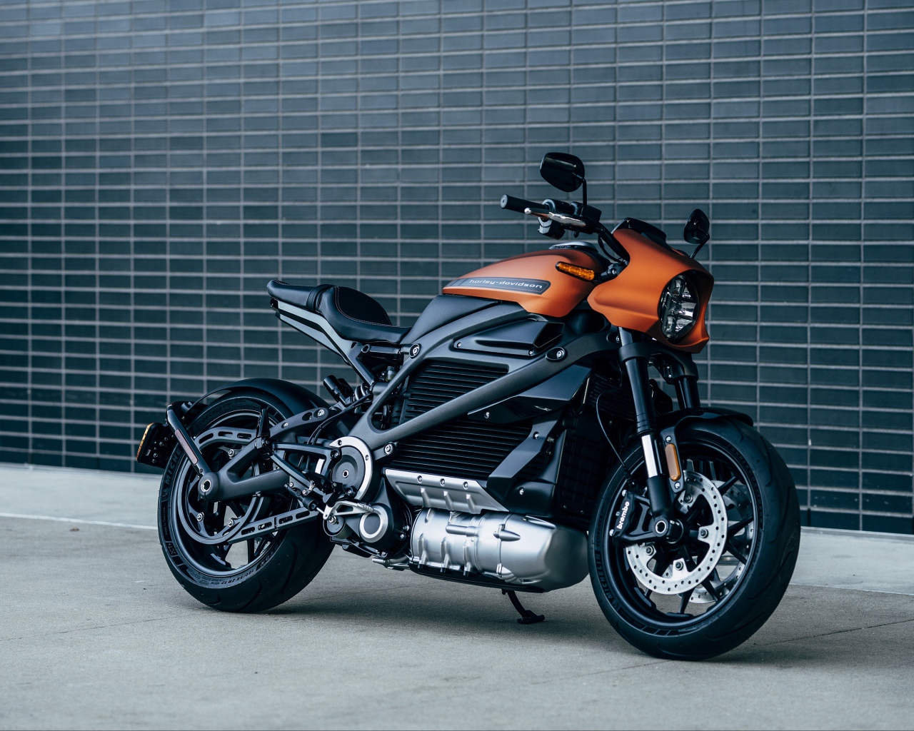 Большой мотоцикл Harley-Davidson у стены