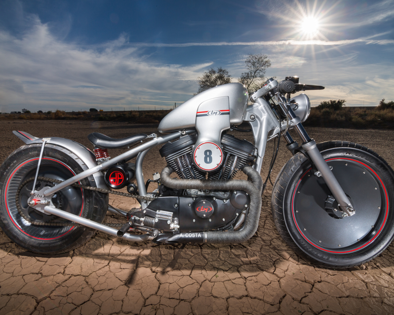 Мотоцикл Harley-Davidson стоит на земле под палящим солнцем 