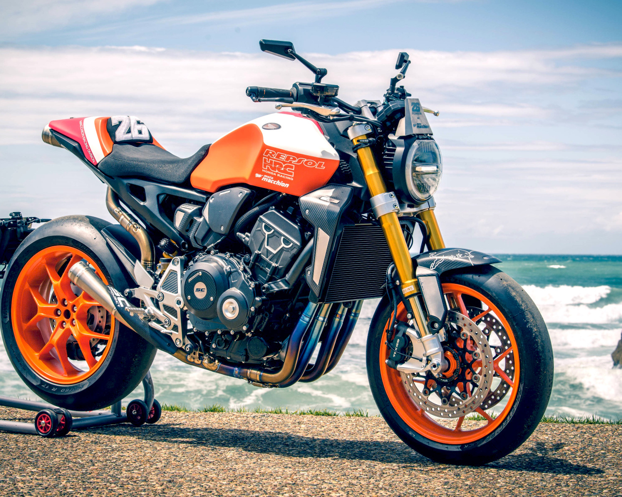Большой мотоцикл Honda CB1000R 2019 года у моря