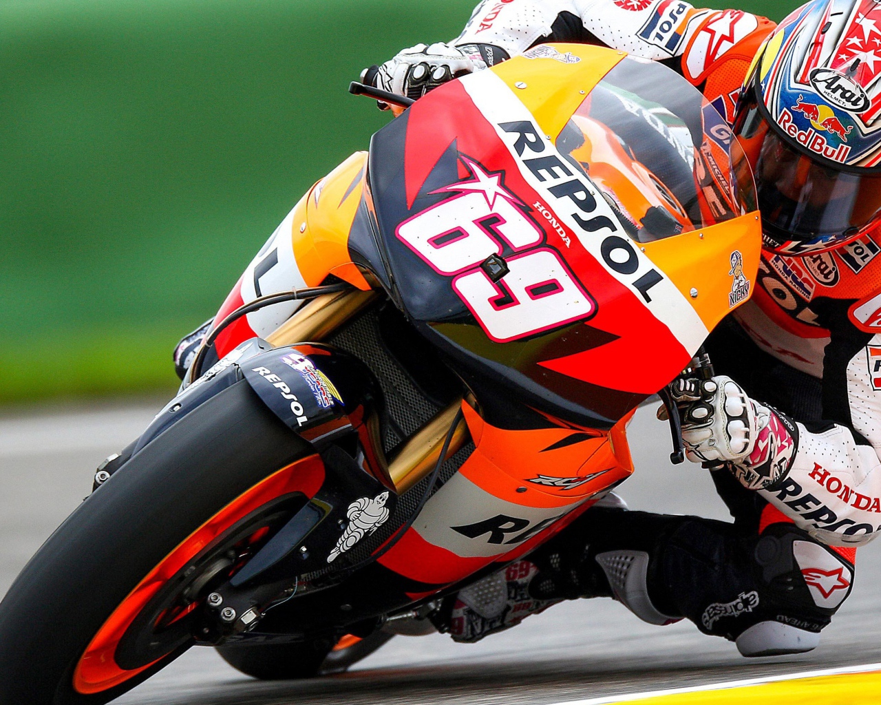 Мотоциклист на мотоцикле Honda MotoGP 2019 года на гоночной трассе