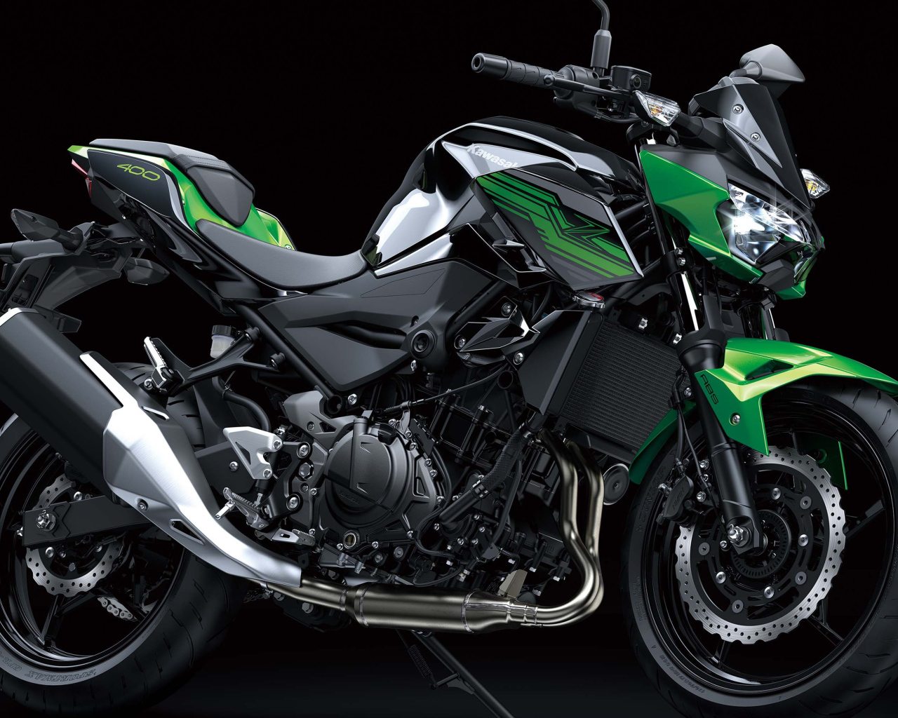 Большой мотоцикл Kawasaki Z400 на черном фоне