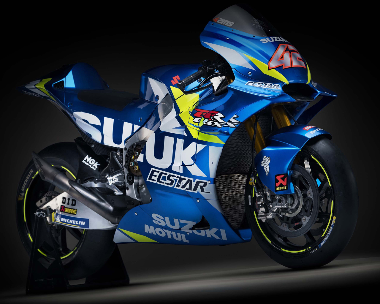 Синий мотоцикл  Suzuki GSX-RR, 2019 года на сером фоне