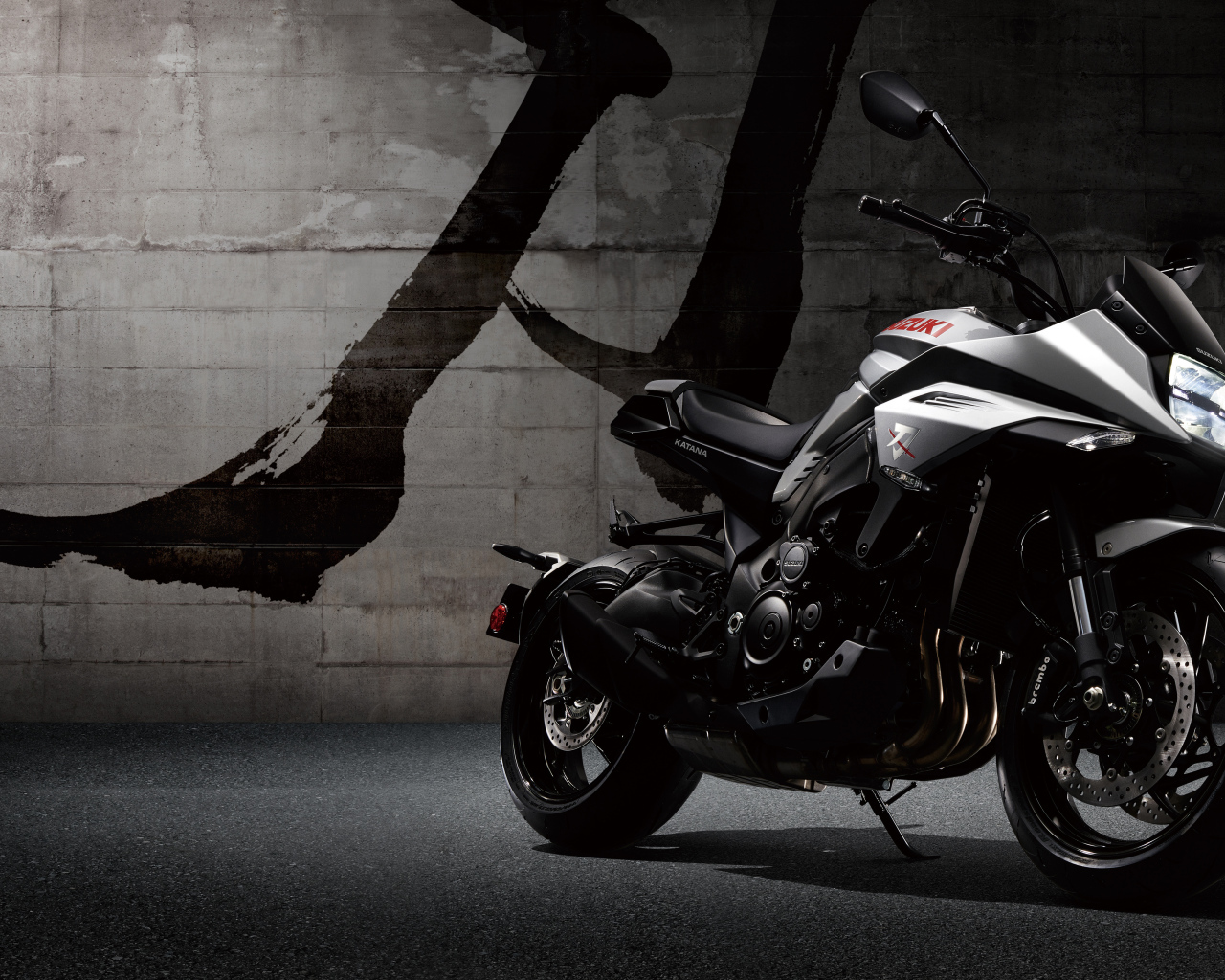 Мотоцикл  Suzuki GSX-S1000S Katana, 2019 года на фоне стены