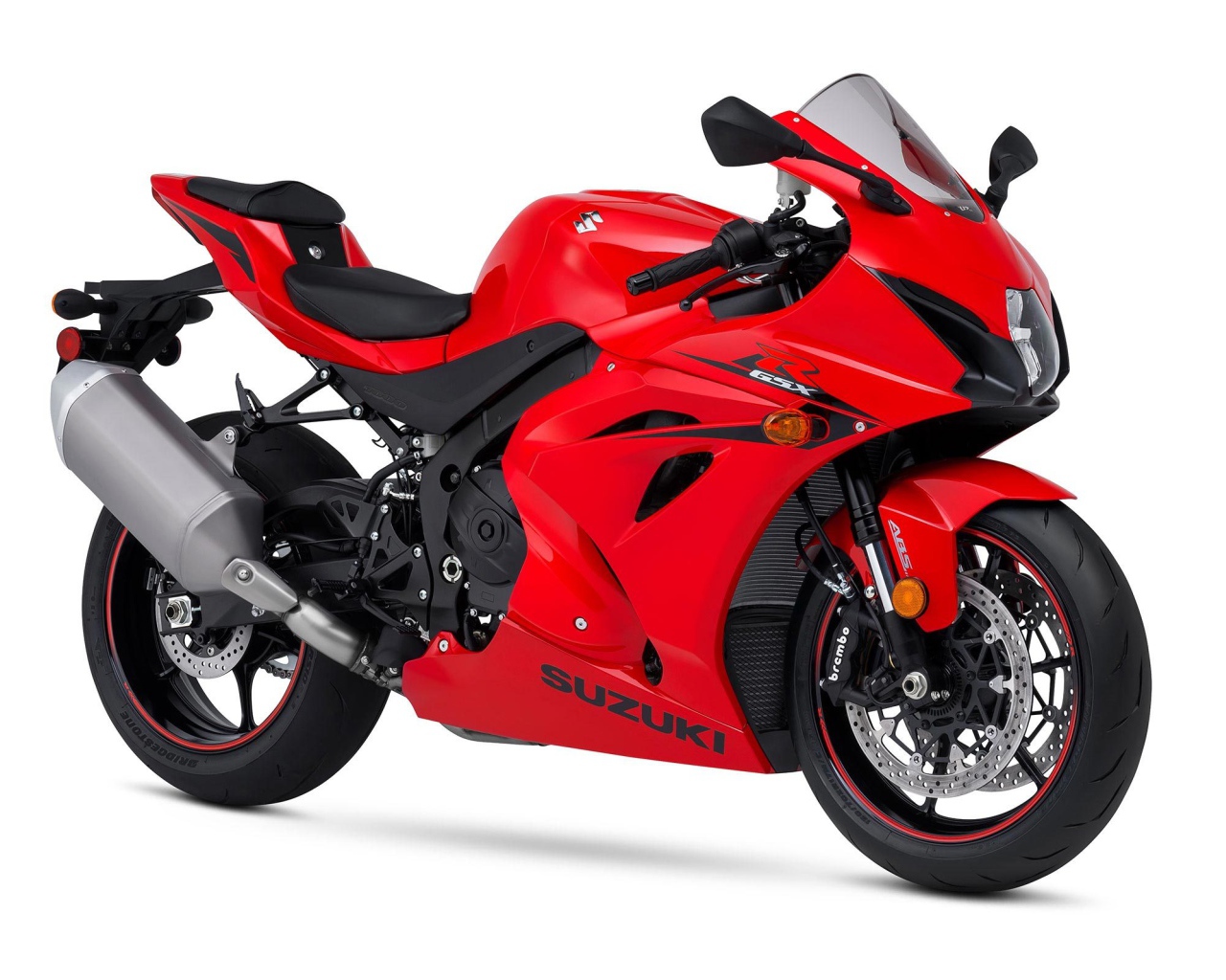 Красный мотоцикл Suzuki GSX-R1000, 2017 года на белом фоне