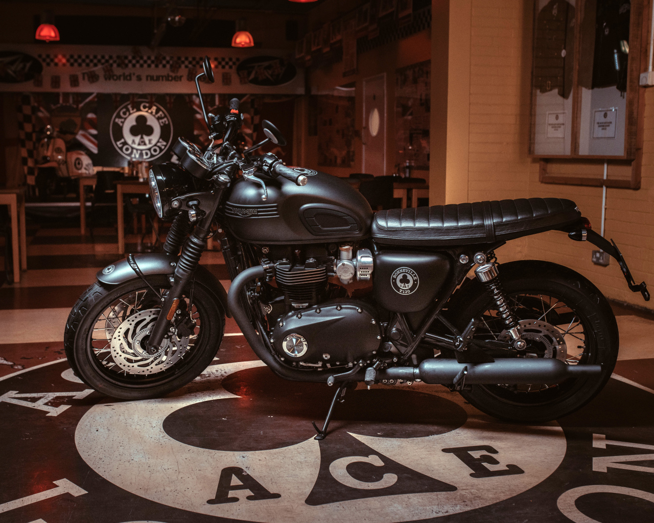 Черный мотоцикл Triumph Bonneville T120, 2019 года