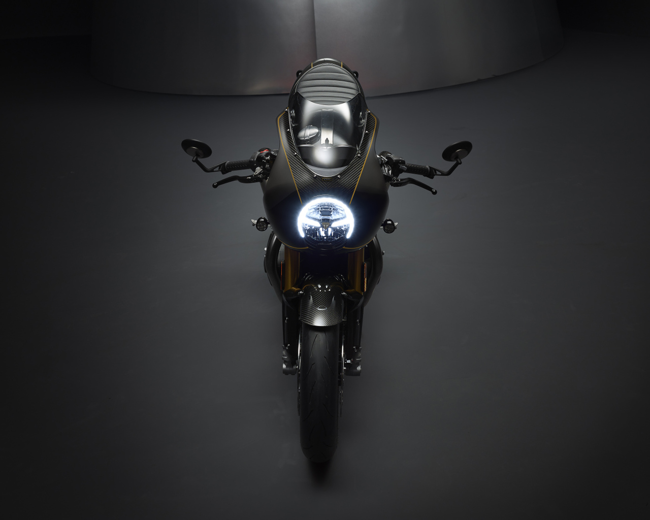 Мотоцикл Триумф Thruxton TFC  2019 года на сером фоне