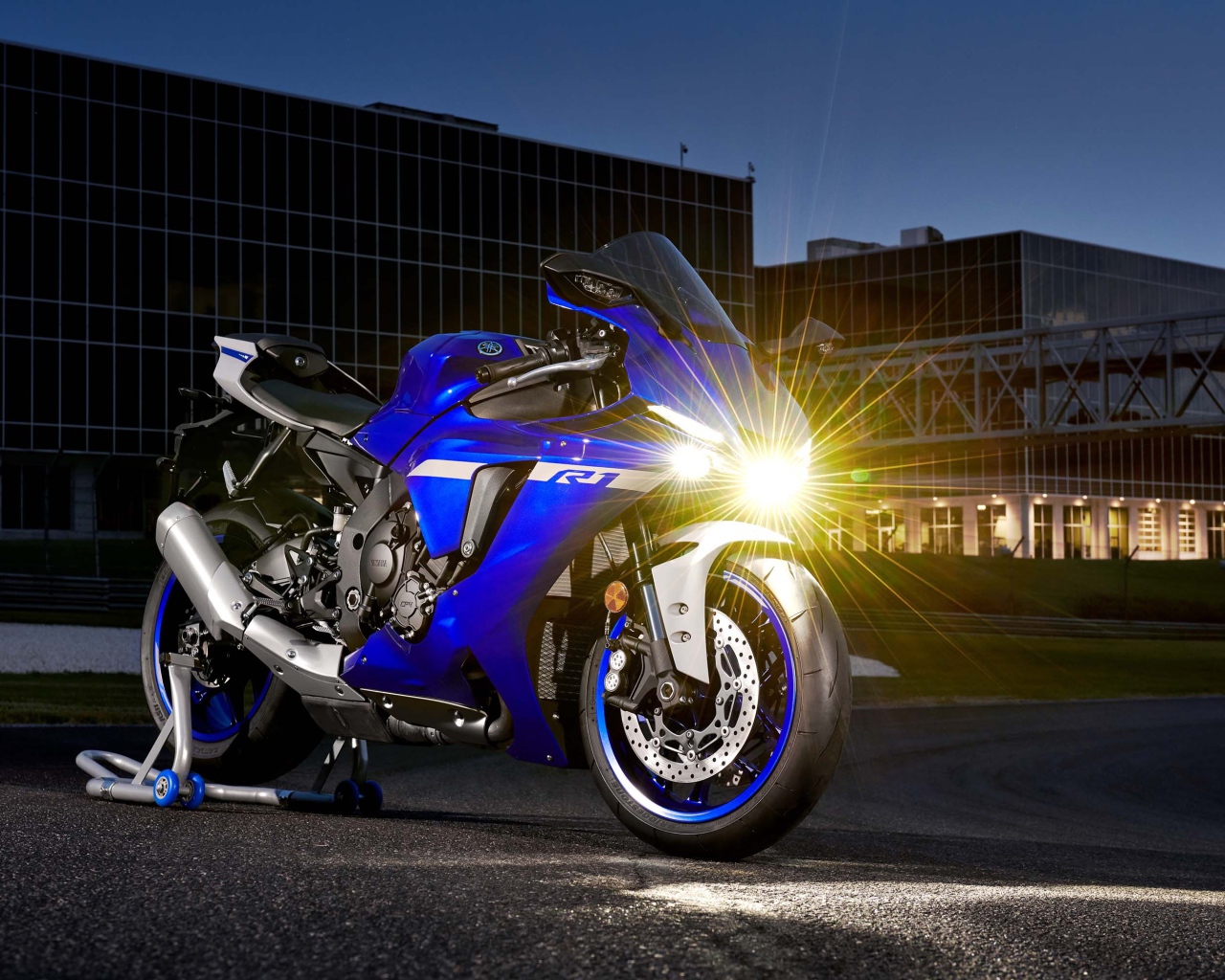 Мотоцикл Yamaha YZF-R1 2020 года с включенной фарой