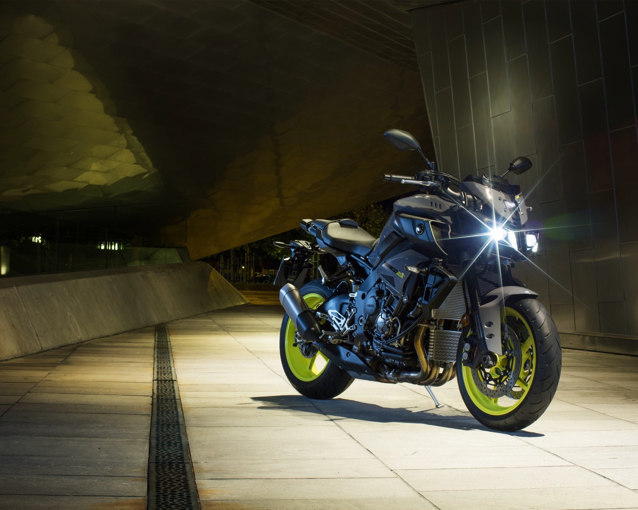 Мотоцикл Yamaha MT-10 с включенной фарой 