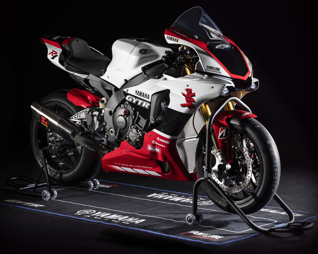 Мотоцикл Yamaha YZF-R1 GYTR, 2019 года на черном фоне