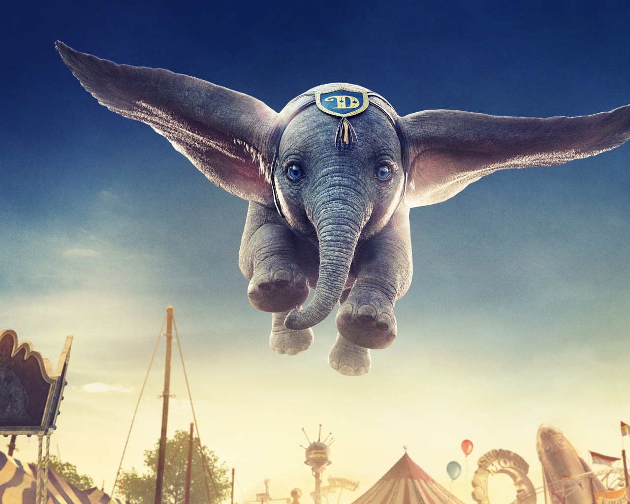 Серый маленький слоненок Дамбо в воздухе 