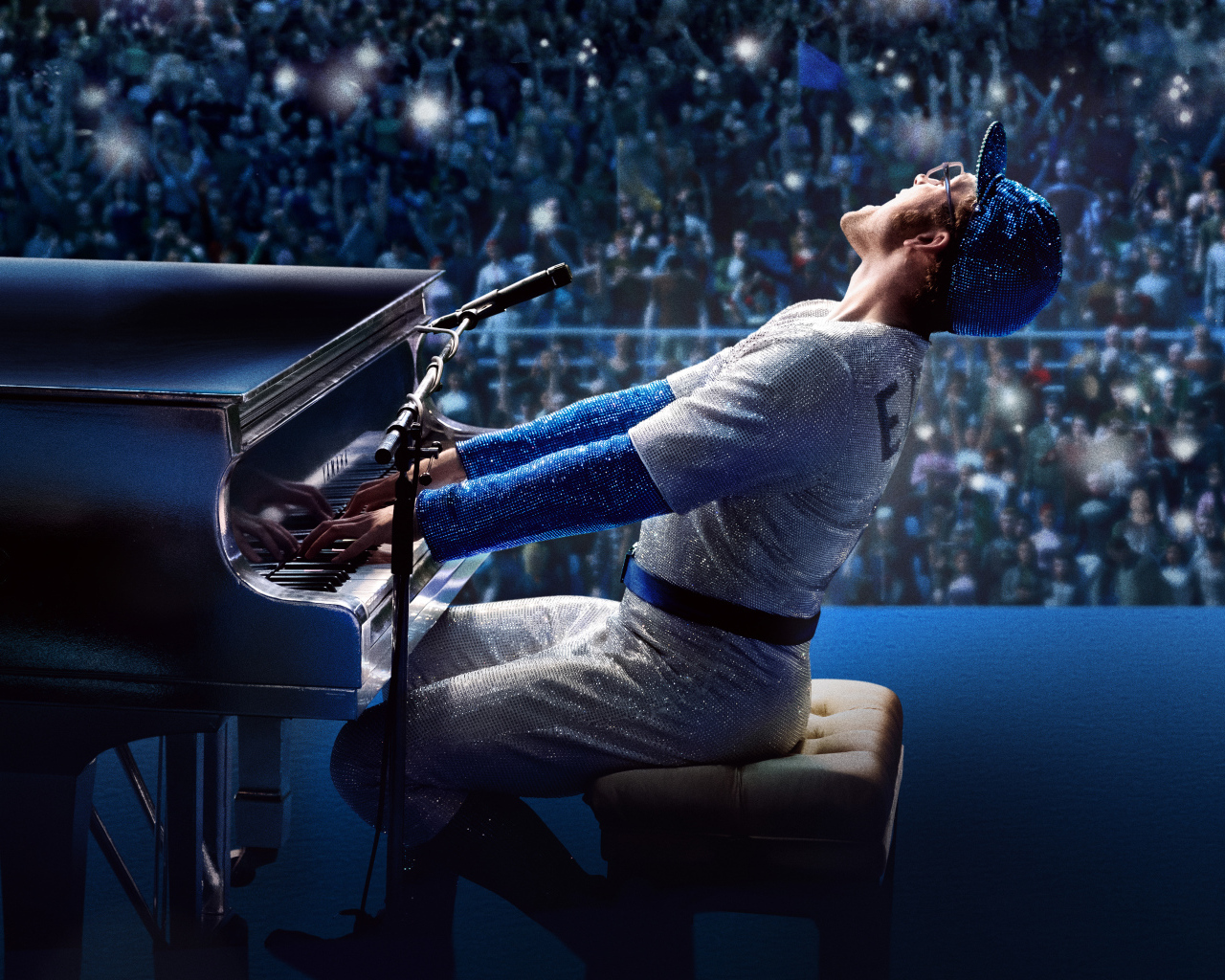 Персонаж фильма Рокетмен за роялем