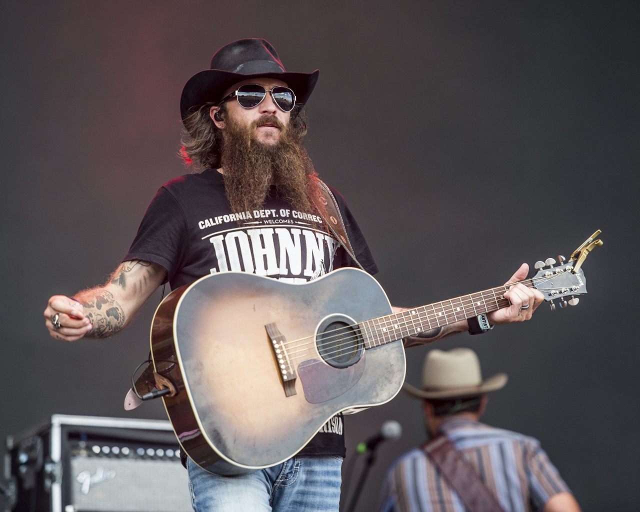 Американский певец Коди Джинкс с гитарой на сцене