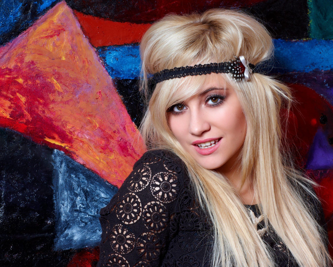 Красивая блондинка, певица Пикси Лотт с повязкой на голове