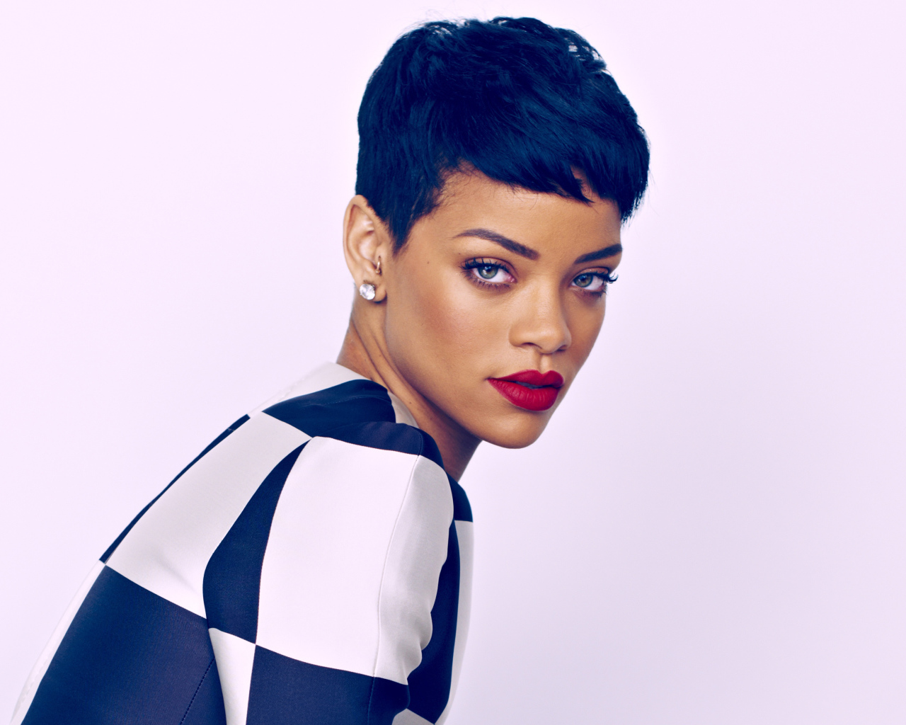 Красивая яркая брюнетка, певица Рианна с короткой стрижкой