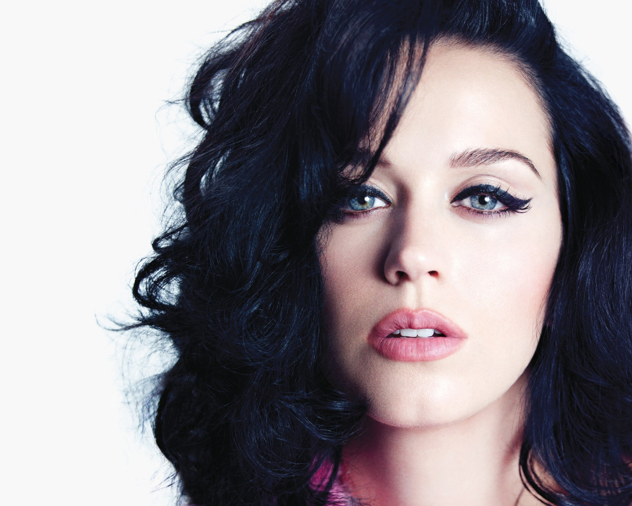 Красивая брюнетка, певица Кэти Перри лицо крупным планом