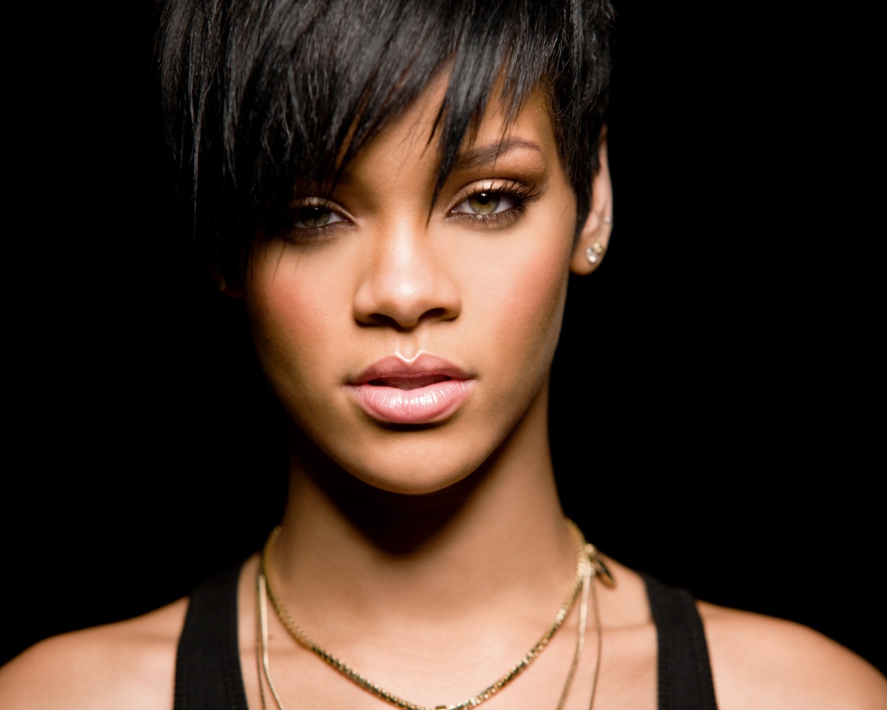Красивая девушка певица Рианна с короткой стрижкой