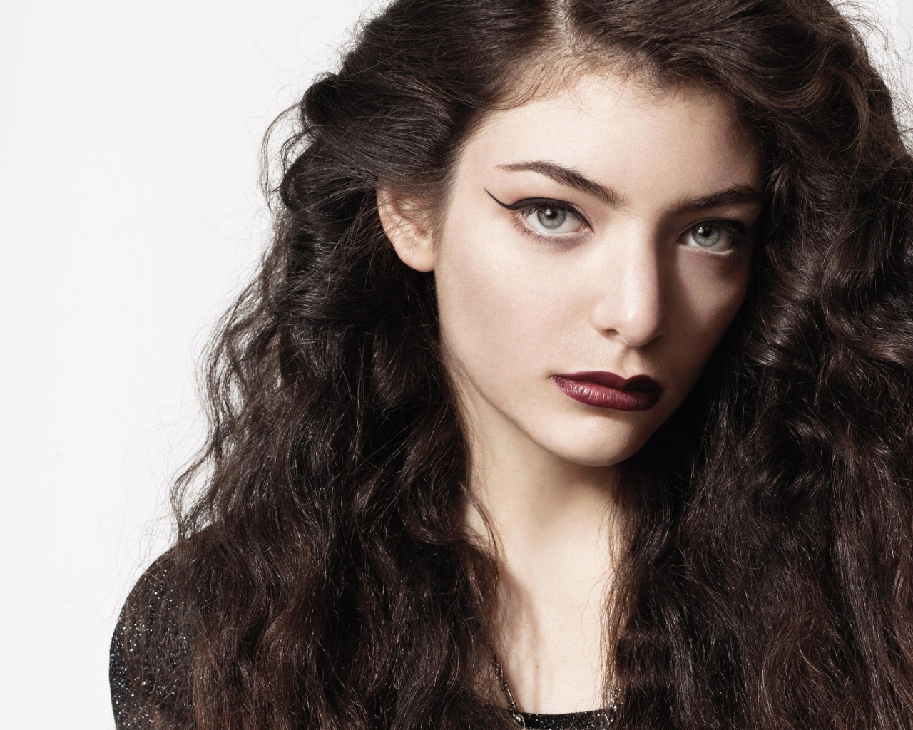 Красивая  длинноволосая девушка, певица Лорд