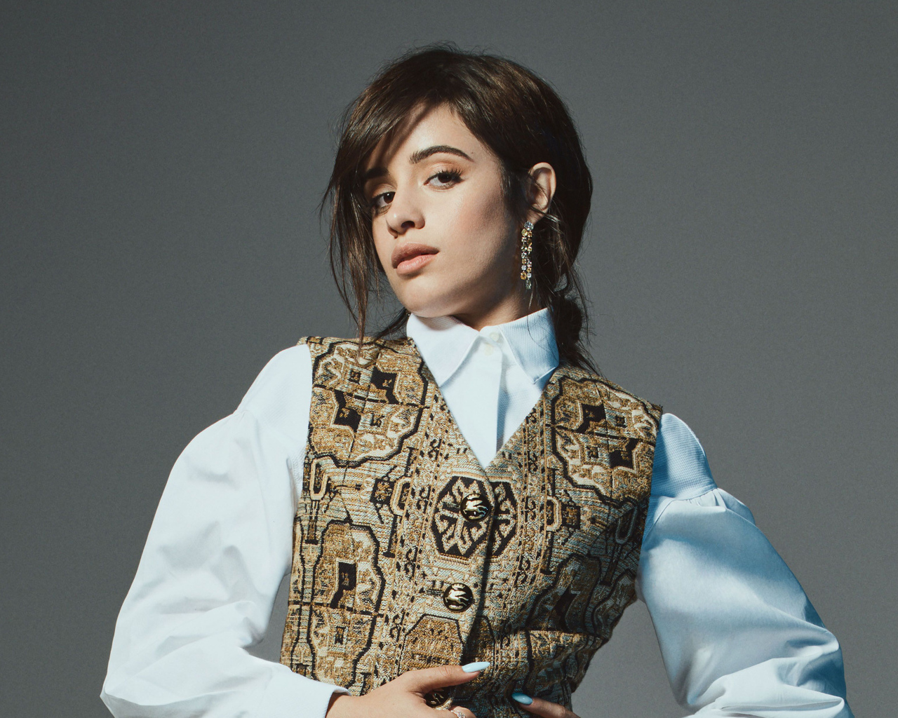 Красивая певица Камила Кабельо на сером фоне