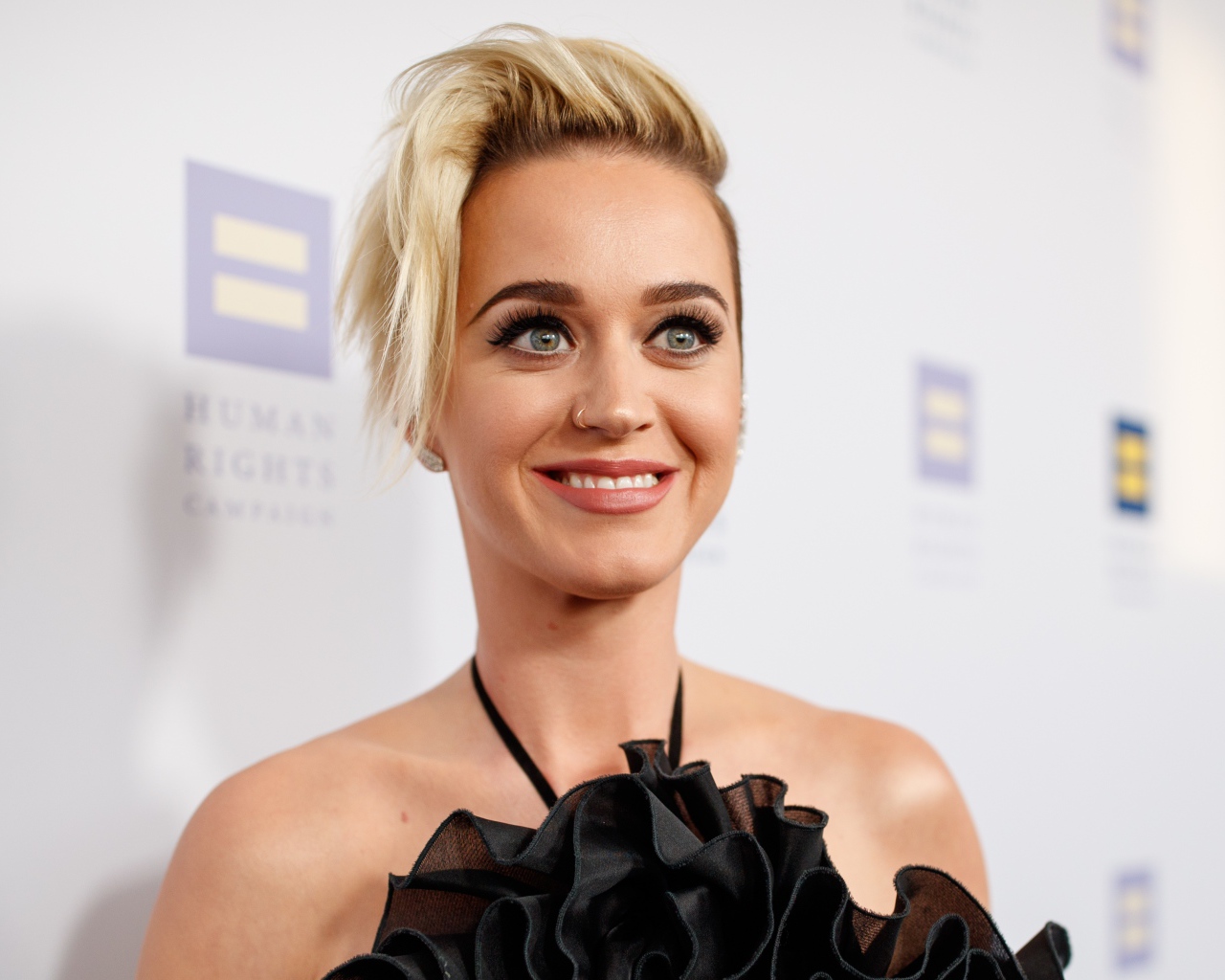 Красивая улыбающаяся девушка, певица Кэти Перри